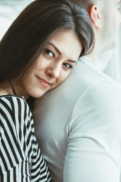 Uomo e donna innamorati che si abbracciano — Foto Stock