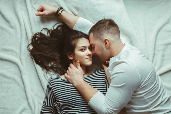 Man en vrouw in liefde knuffelen — Stockfoto
