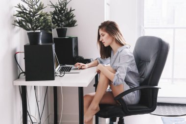ofis sandalye çalışma içinde oturan kadın 