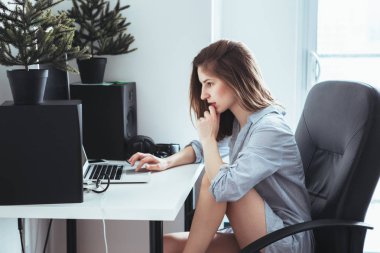 ofis sandalye çalışma içinde oturan kadın 