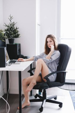 ofis sandalye çalışma içinde oturan kadın 