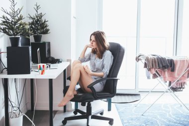ofis sandalye çalışma içinde oturan kadın 