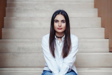 merdiven üzerinde oturan kadın