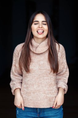 Dilini gösteren bir kadın