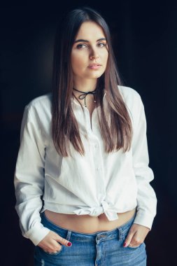  model uzun siyah saçlı 