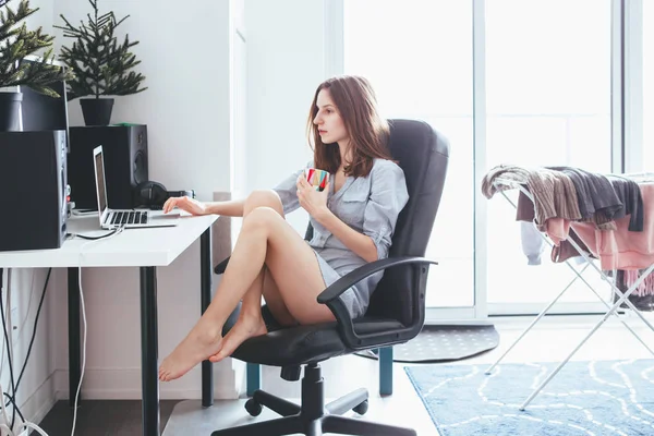 ofis sandalye çalışma içinde oturan kadın 