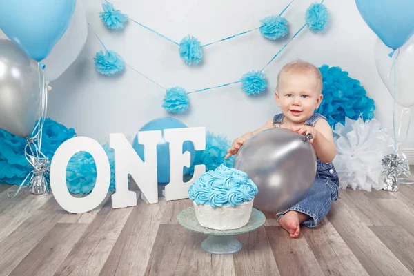 Jongen viert zijn eerste verjaardag — Stockfoto