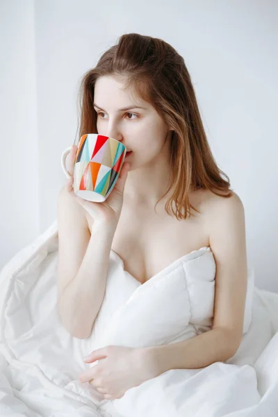 Mujer sosteniendo taza — Foto de Stock