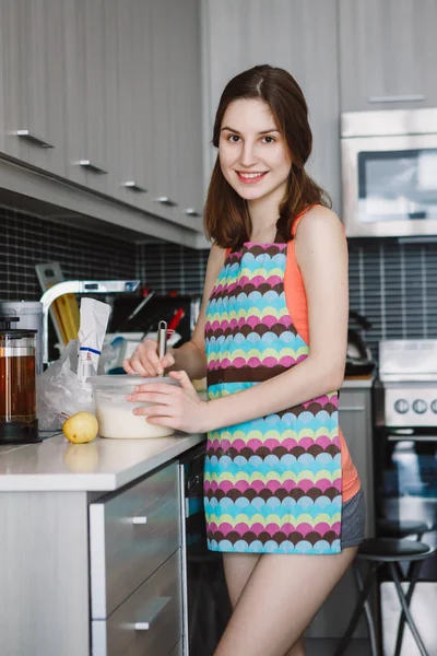 Vrouw met lang haar koken — Stockfoto