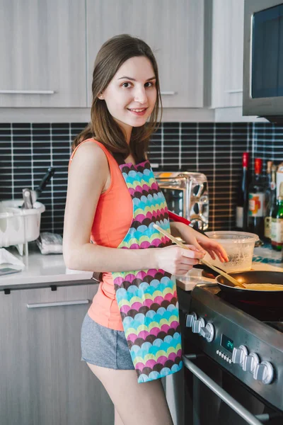 Vrouw met lang haar koken — Stockfoto