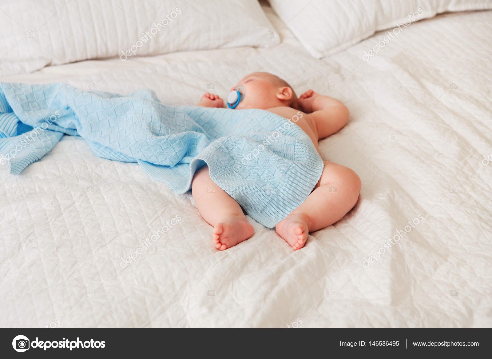 Baby newborn in diaper, sleeping — Stock Photo © AnoushkaToronto 146586495