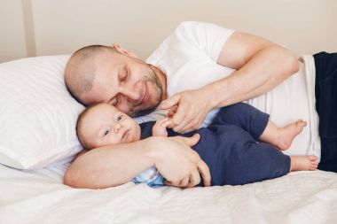 Yeni doğan bebeğin babasıyla 