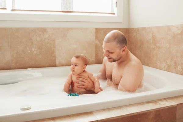 父赤ちゃんと一緒に入浴 — ストック写真