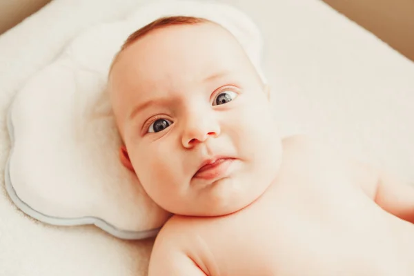 Niño con ojos grises azules acostado — Foto de Stock