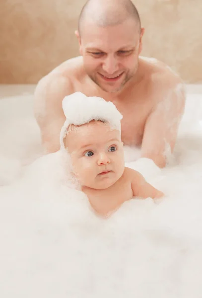 Vader nemen bad samen met baby — Stockfoto