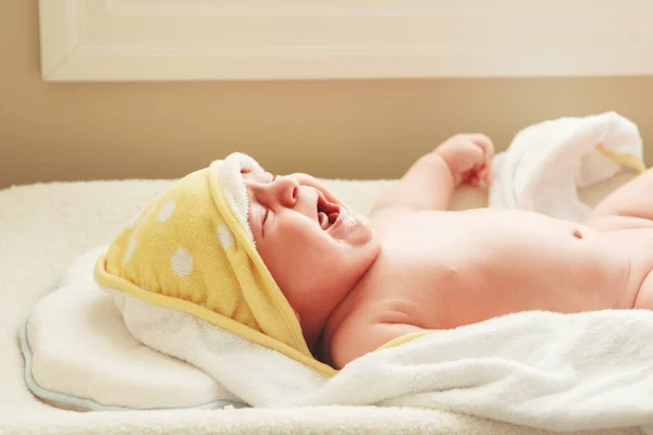 Chorando gritando bebê recém-nascido — Fotografia de Stock