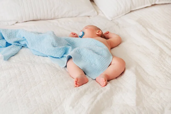 Baby newborn in diaper, sleeping — Stock Photo, Image