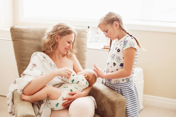 Madre Lactancia materna Bebé recién nacido —  Fotos de Stock
