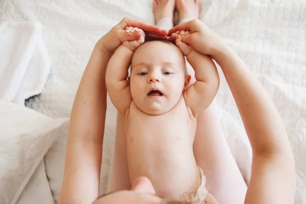 Newborn baby physical exercises — Stock Photo, Image