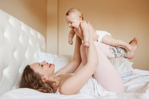 Madre y bebé en la cama —  Fotos de Stock