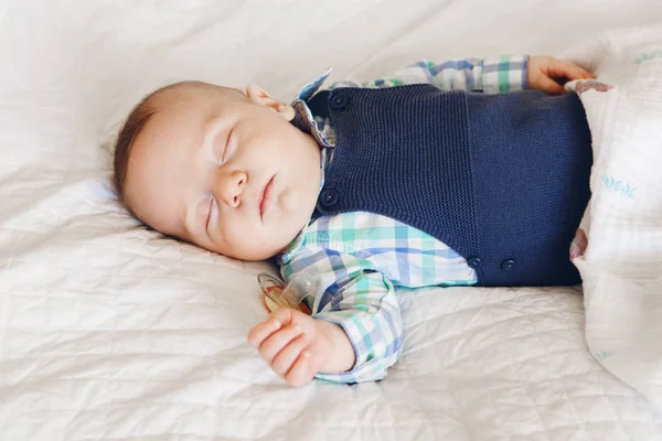 Дитячий новонароджений хлопчик спить — стокове фото