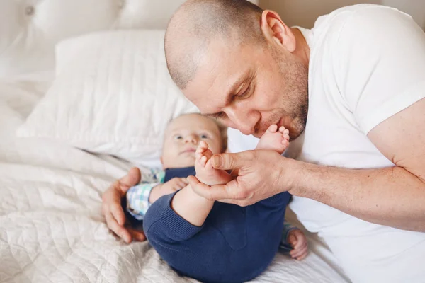 Pai com bebê recém-nascido — Fotografia de Stock