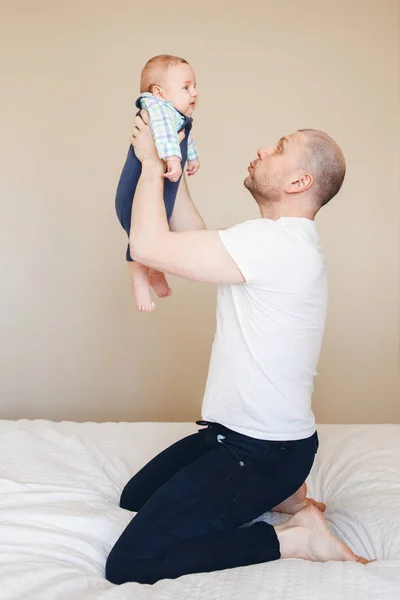 Pai tomando bebê recém-nascido — Fotografia de Stock