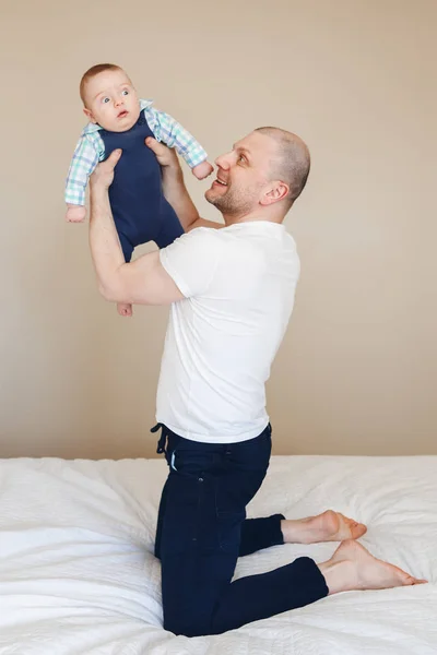 아기를 안고 있는 아버지 — 스톡 사진