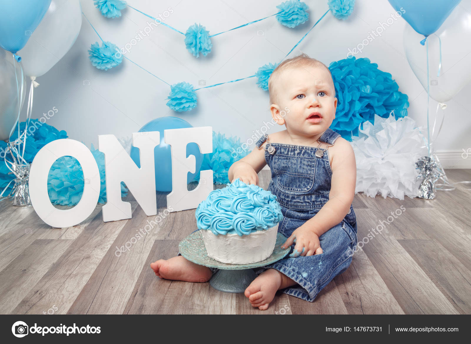 Photos first birthday boy Boy celebrating his first birthday — Stock