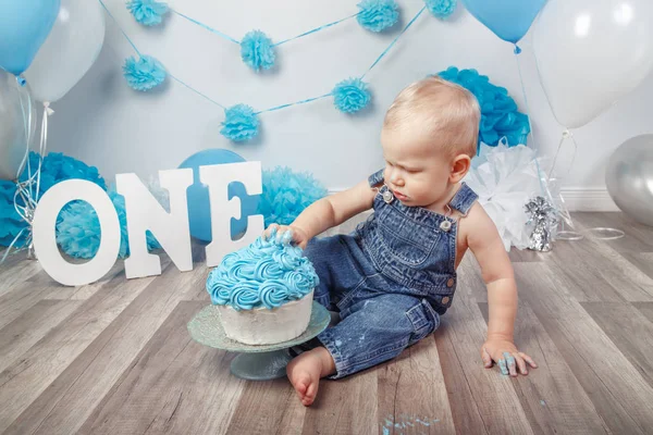 Menino comemorando seu primeiro aniversário — Fotografia de Stock