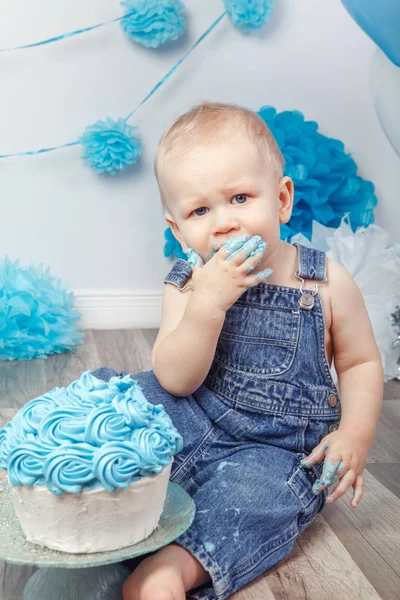 Menino comemorando seu primeiro aniversário — Fotografia de Stock