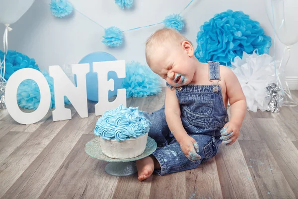 Jongen viert zijn eerste verjaardag — Stockfoto