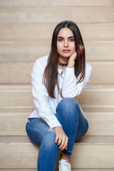 Vrouw op zoek in de camera — Stockfoto