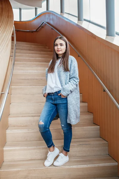 Mujer de pie en la escalera — Foto de Stock