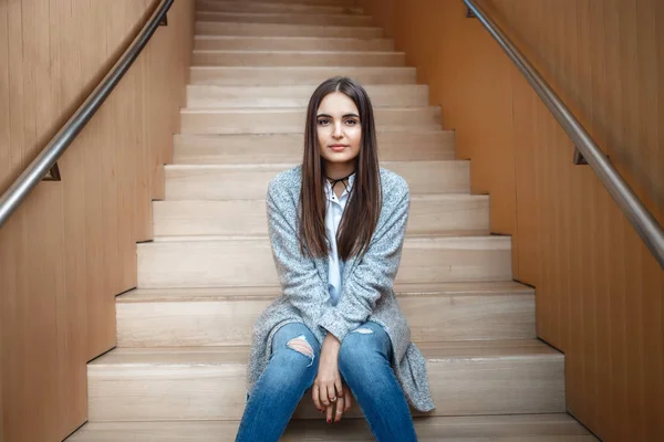 Merdiven üzerinde oturan kadın — Stok fotoğraf