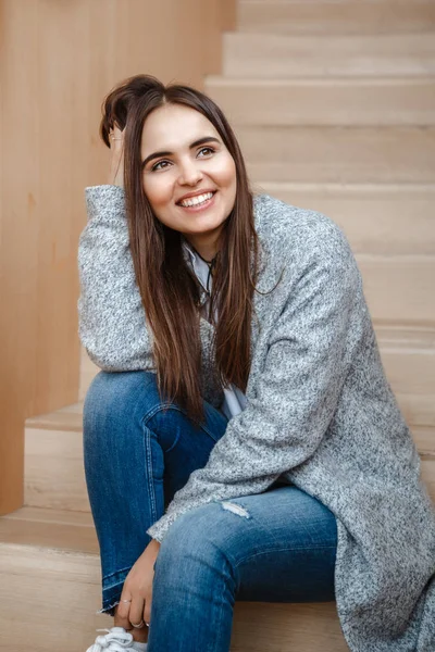 Mulher sentada na escada — Fotografia de Stock