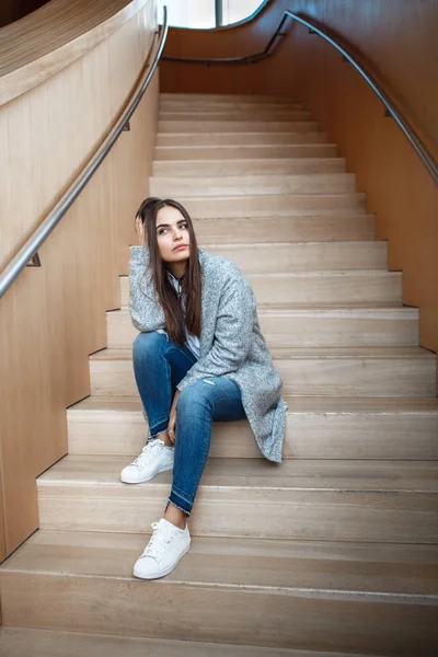 Merdiven üzerinde oturan kadın — Stok fotoğraf