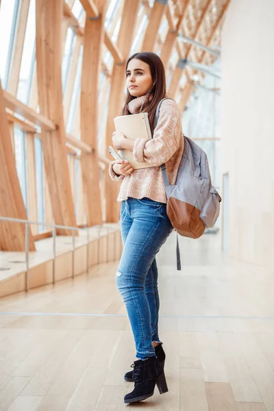 Mujer sosteniendo cuaderno —  Fotos de Stock