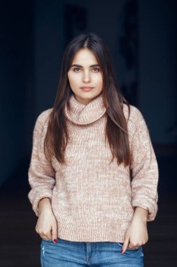  model uzun siyah saçlı 