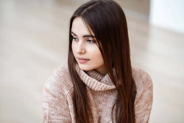 Donna distogliendo lo sguardo — Foto Stock