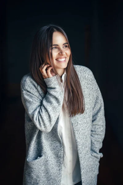 Mujer mirando en cámara — Foto de Stock