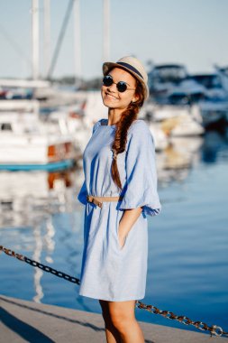  Beyaz esmer gülümseyen