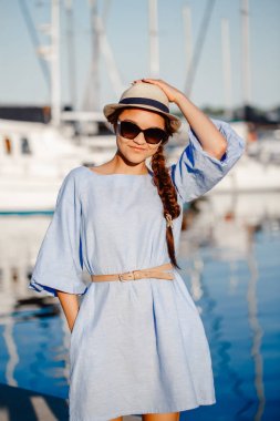  Beyaz esmer gülümseyen