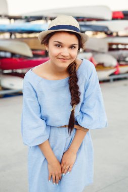  Beyaz esmer gülümseyen
