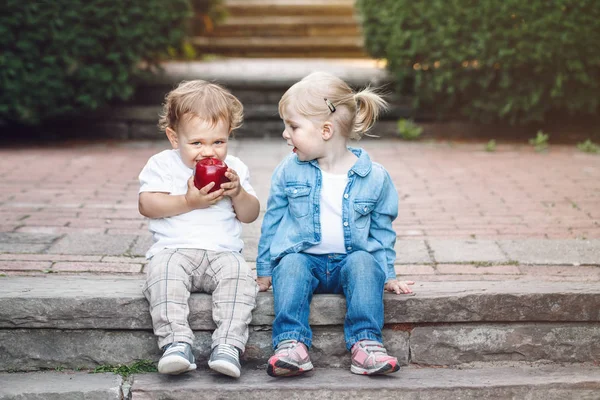 孩子们共享，吃苹果 — 图库照片