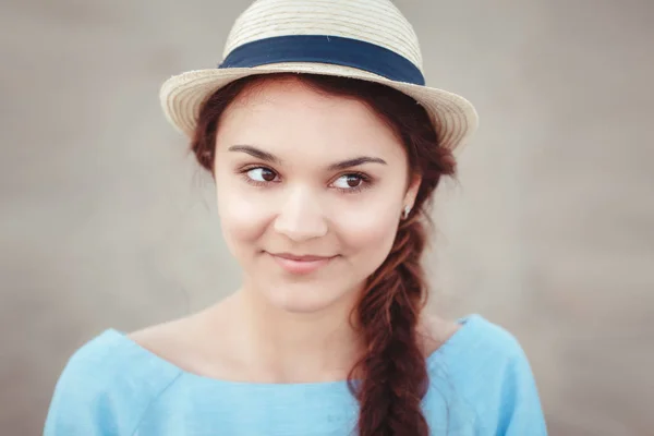 Mädchen schaut in die Kamera — Stockfoto