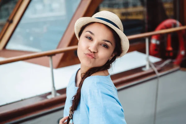 ボート ヨット桟橋岸壁の女の子 — ストック写真
