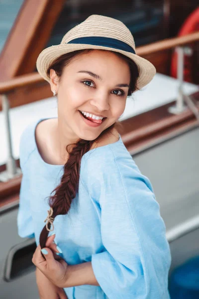 ボート ヨット桟橋岸壁の女の子 — ストック写真