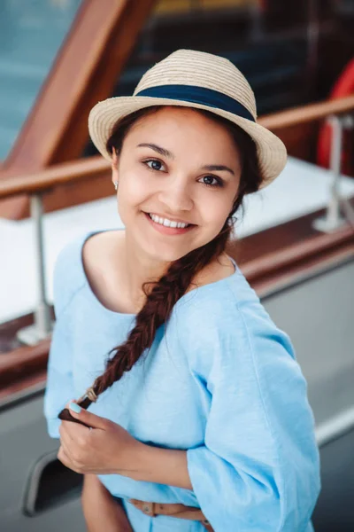 Chica en barco muelle muelle — Foto de Stock