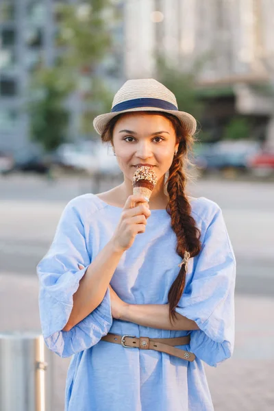 Mujer comiendo helado. —  Fotos de Stock